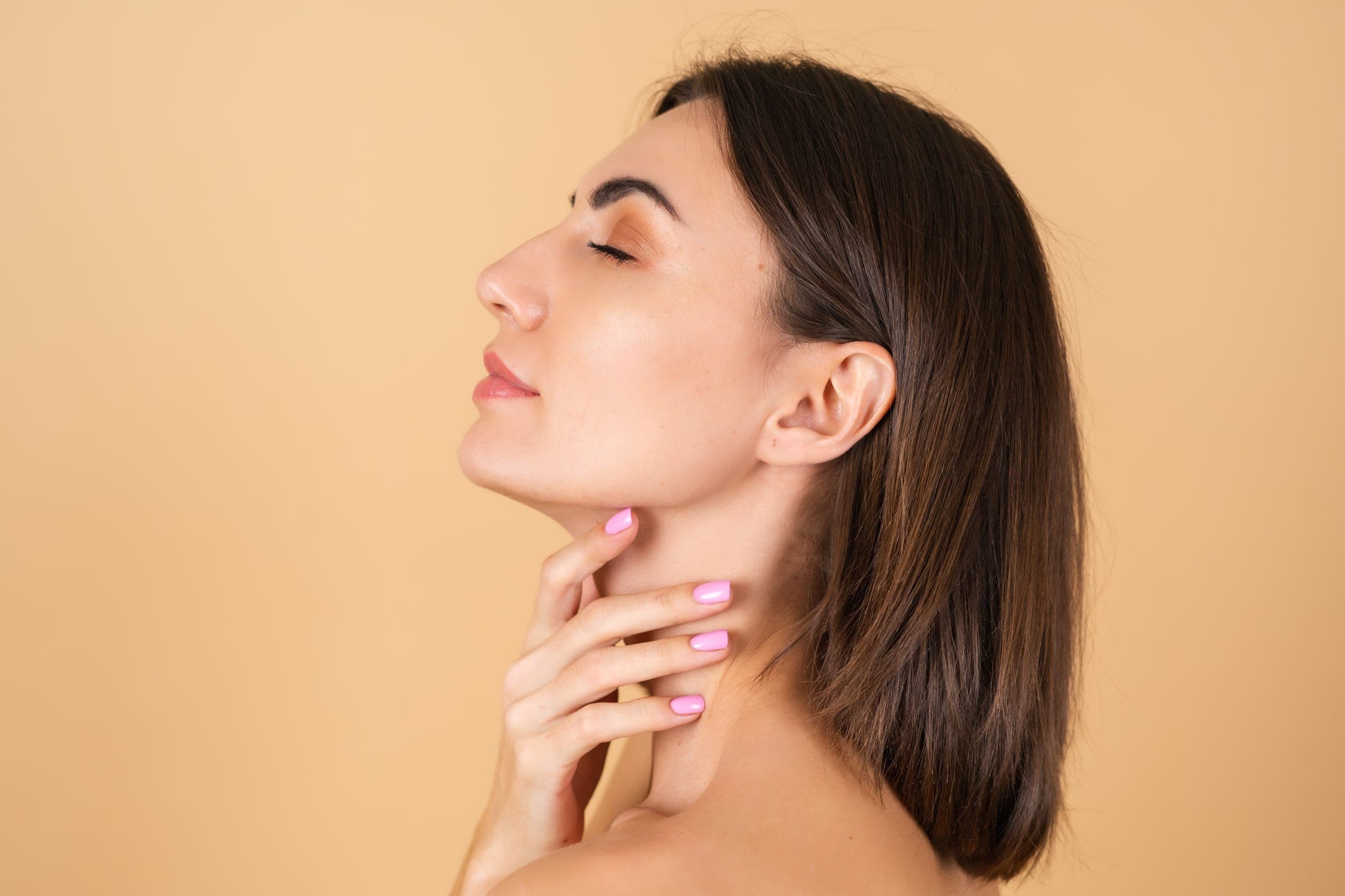 Woman showing a defined jawline and neck